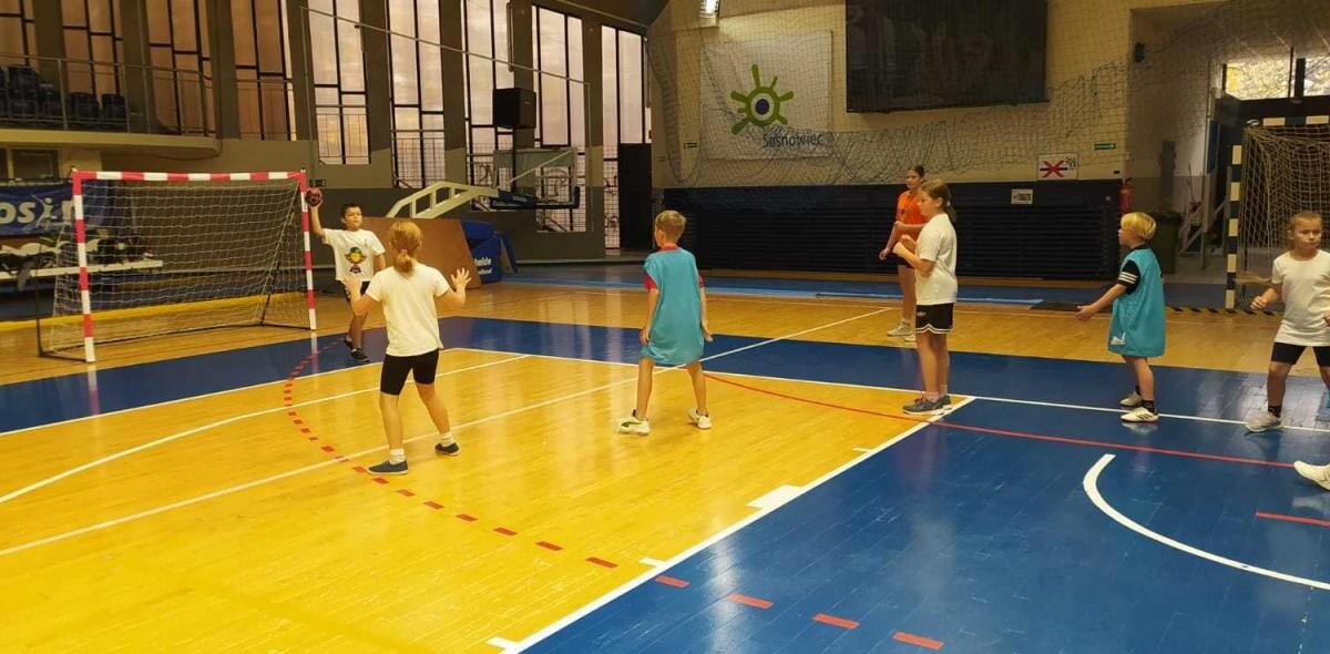 29 października dzieci z trzech rudzkich szkół wzięły udział w turnieju zorganizowanym w ramach programu "Gramy w Ręczną" / fot. Ł. Wodarski