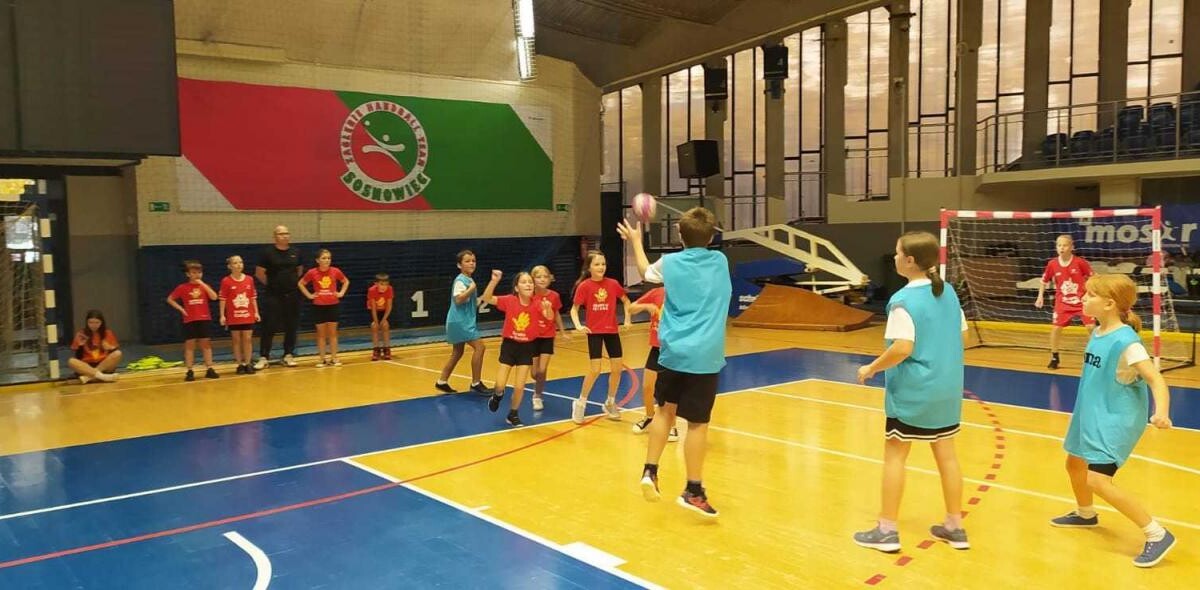 29 października dzieci z trzech rudzkich szkół wzięły udział w turnieju zorganizowanym w ramach programu "Gramy w Ręczną" / fot. Ł. Wodarski
