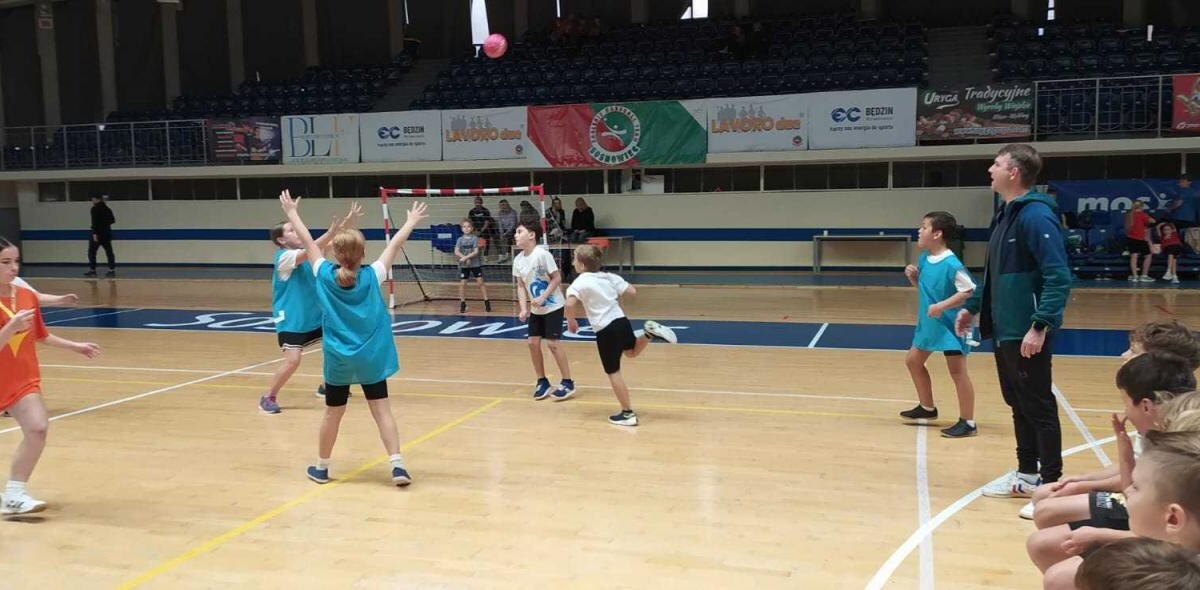 29 października dzieci z trzech rudzkich szkół wzięły udział w turnieju zorganizowanym w ramach programu "Gramy w Ręczną" / fot. Ł. Wodarski