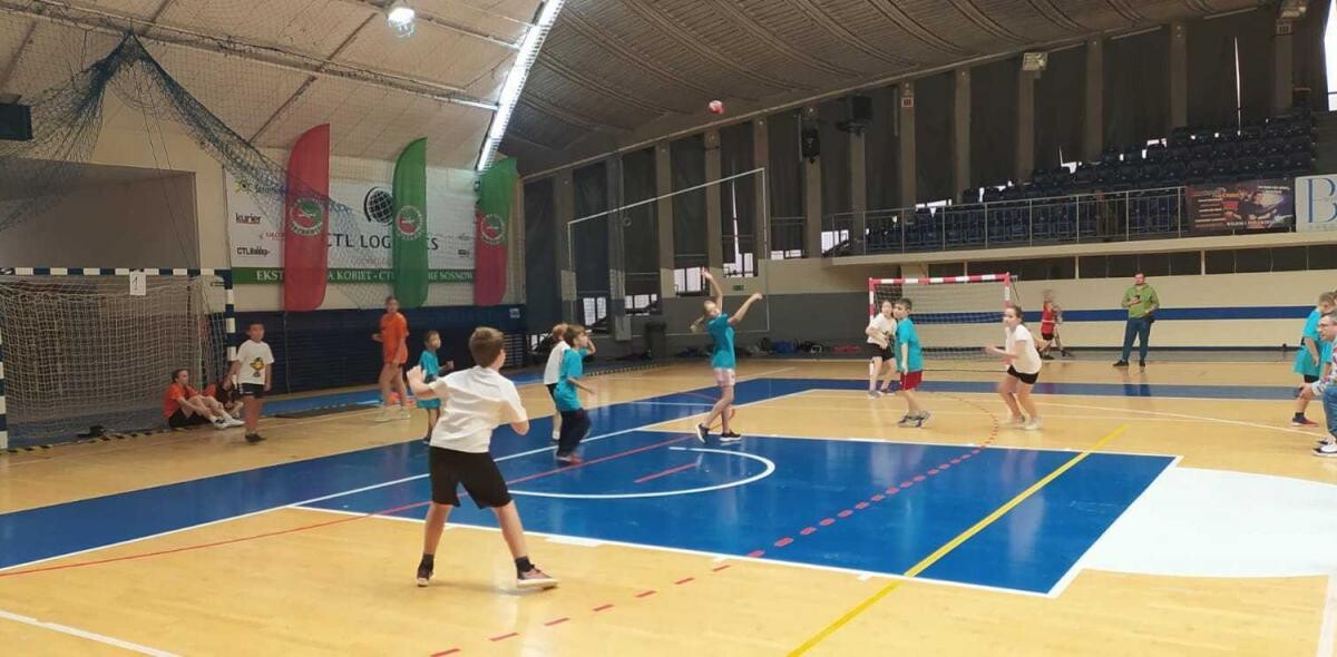 29 października dzieci z trzech rudzkich szkół wzięły udział w turnieju zorganizowanym w ramach programu "Gramy w Ręczną" / fot. Ł. Wodarski