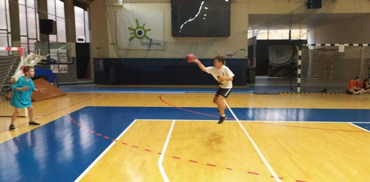 29 października dzieci z trzech rudzkich szkół wzięły udział w turnieju zorganizowanym w ramach programu "Gramy w Ręczną" / fot. Ł. Wodarski