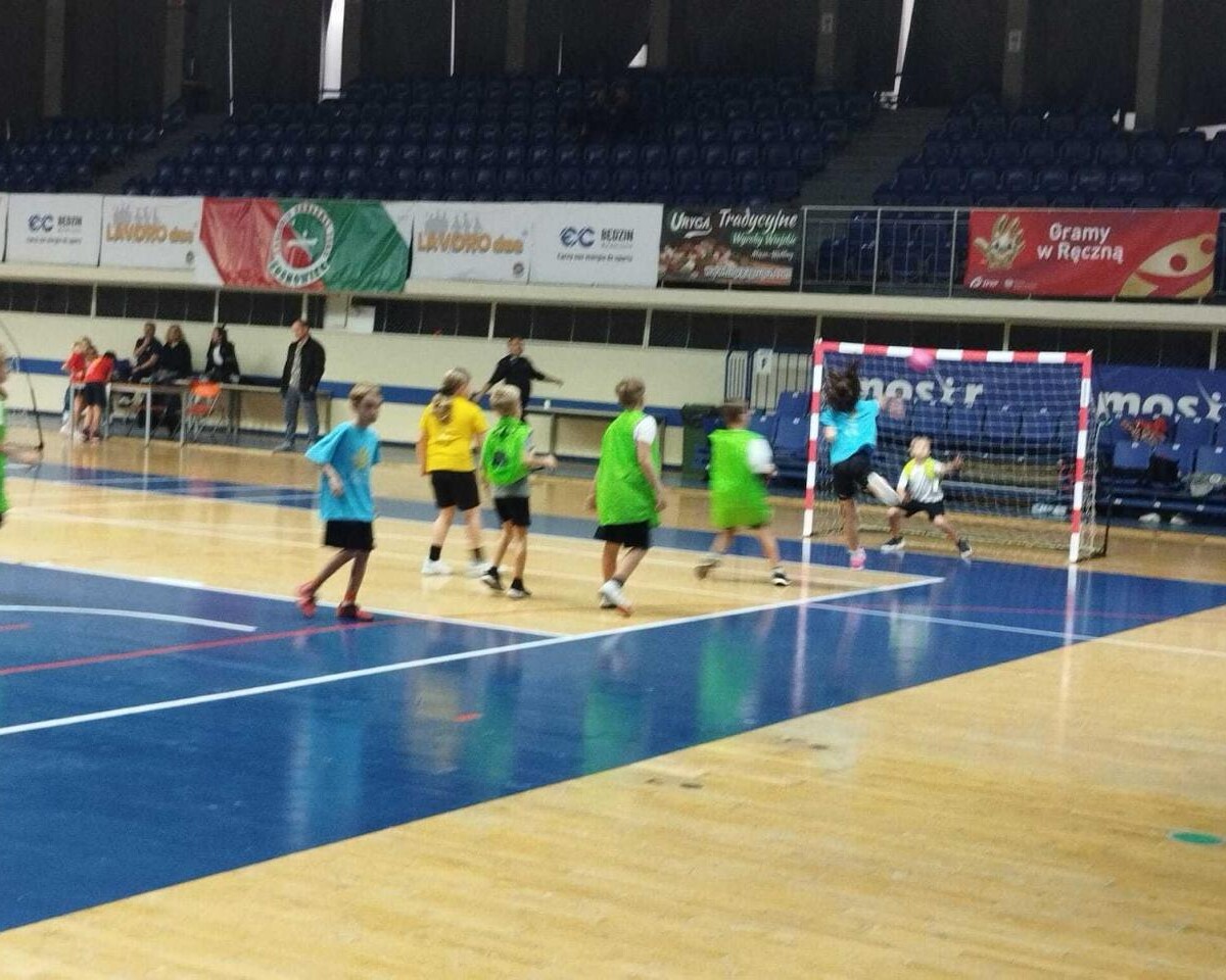 29 października dzieci z trzech rudzkich szkół wzięły udział w turnieju zorganizowanym w ramach programu "Gramy w Ręczną" / fot. Ł. Wodarski