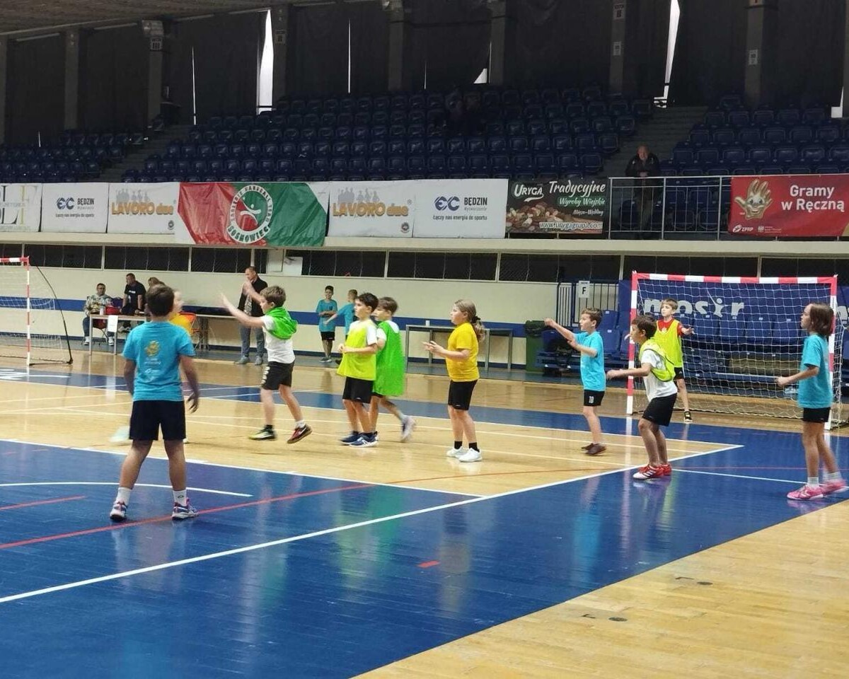 29 października dzieci z trzech rudzkich szkół wzięły udział w turnieju zorganizowanym w ramach programu "Gramy w Ręczną" / fot. Ł. Wodarski