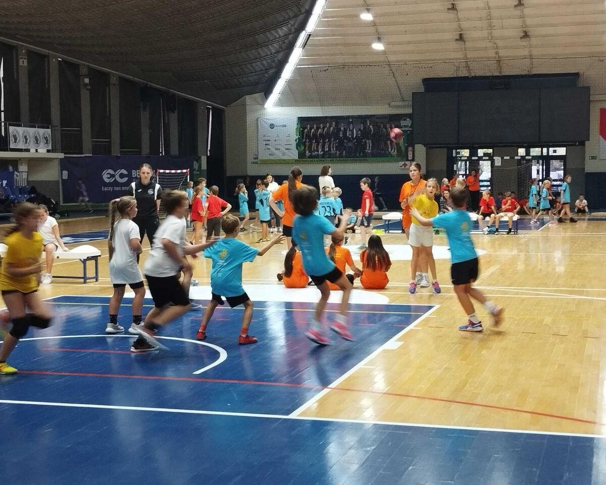 29 października dzieci z trzech rudzkich szkół wzięły udział w turnieju zorganizowanym w ramach programu "Gramy w Ręczną" / fot. Ł. Wodarski