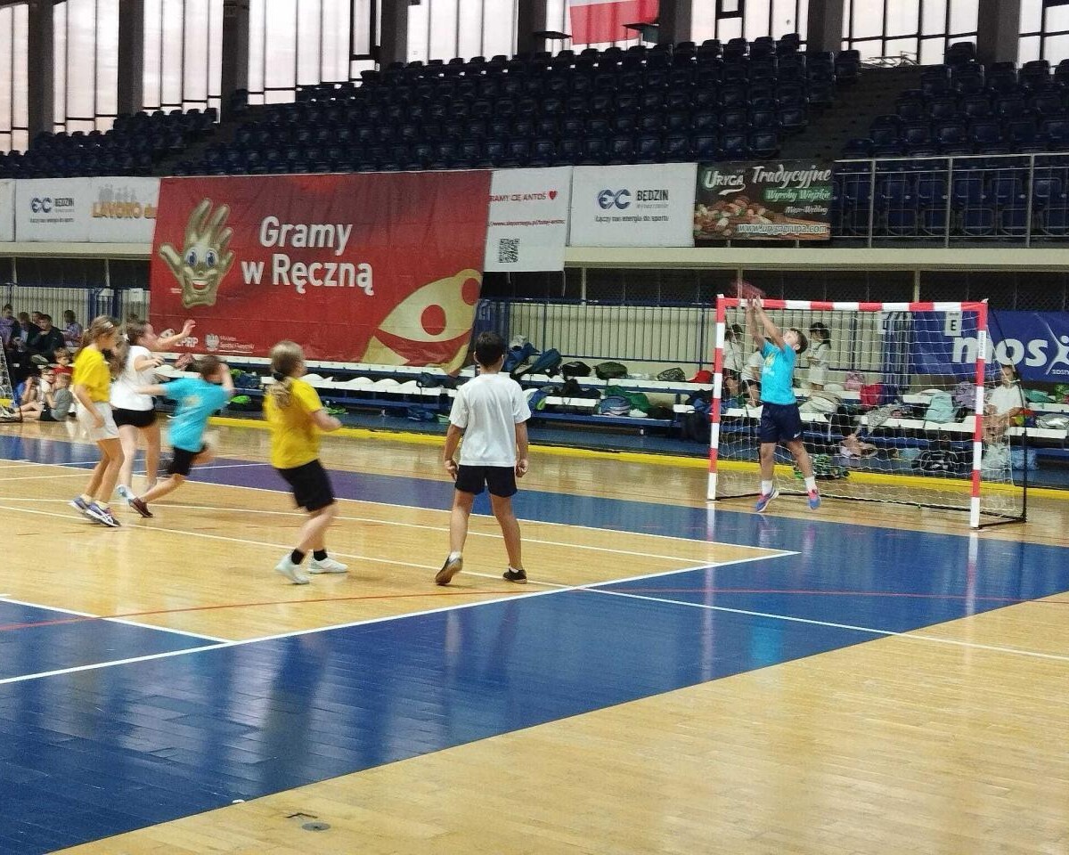 29 października dzieci z trzech rudzkich szkół wzięły udział w turnieju zorganizowanym w ramach programu "Gramy w Ręczną" / fot. Ł. Wodarski