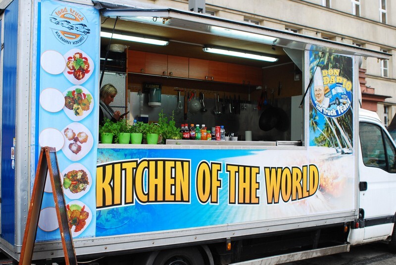 Gryfno Inwazja FoodTrucków: Miłośnicy błyskawicznie przyrządzanego jedzenia od piątku, 5 kwietnia, aż do niedzieli, 7 kwietnia, mogą próbować rozmaitych potrwa serwowanych z mobilnych kuchni, czyli foodtrucków.