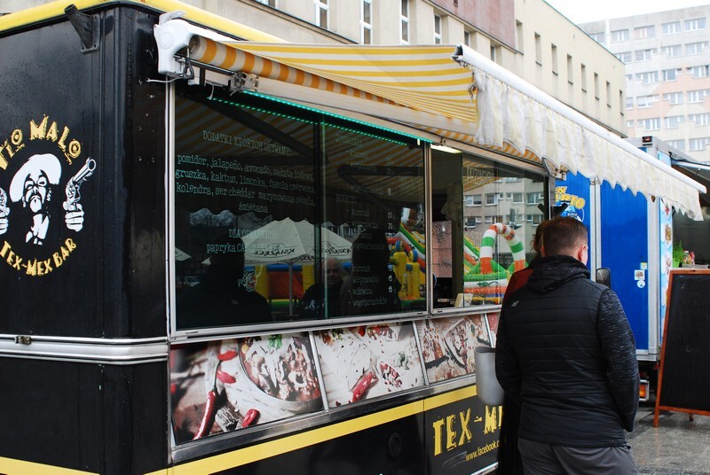 Gryfno Inwazja FoodTrucków: Miłośnicy błyskawicznie przyrządzanego jedzenia od piątku, 5 kwietnia, aż do niedzieli, 7 kwietnia, mogą próbować rozmaitych potrwa serwowanych z mobilnych kuchni, czyli foodtrucków.