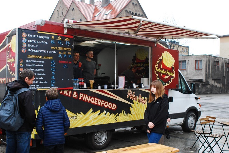 Gryfno Inwazja FoodTrucków: Miłośnicy błyskawicznie przyrządzanego jedzenia od piątku, 5 kwietnia, aż do niedzieli, 7 kwietnia, mogą próbować rozmaitych potrwa serwowanych z mobilnych kuchni, czyli foodtrucków.
