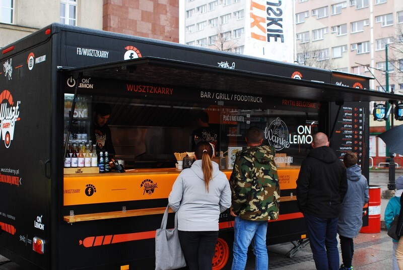 Gryfno Inwazja FoodTrucków: Miłośnicy błyskawicznie przyrządzanego jedzenia od piątku, 5 kwietnia, aż do niedzieli, 7 kwietnia, mogą próbować rozmaitych potrwa serwowanych z mobilnych kuchni, czyli foodtrucków.