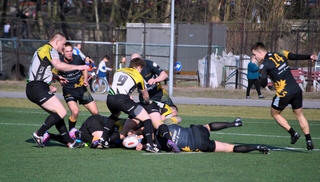 Pierwszy mecz nowego sezonu I ligi rugby nie poszedł po myśli rudzkich Gryfów. Po stracie na rzecz ekstraligowej Juvenii Kraków liderów młyna i ataku przed trenerem Świerczyńskim było trudne zadanie poukładać na nowo skład i widać było, że jeszcze się to nie udało.