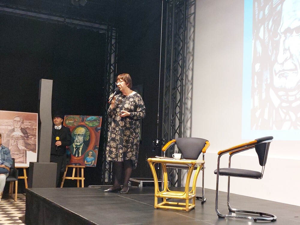 Karol Godula z pewnością byłby mile zaskoczony przyjęciem jakie przygotowała na jego cześć Stacja Biblioteka oraz gośćmi, którzy licznie przybyli na jego gyburstag. Było to ostatnie wydarzenie w ramach tegorocznego Festu Literackiego "Kakauszale".

fot. UM Ruda Śląska