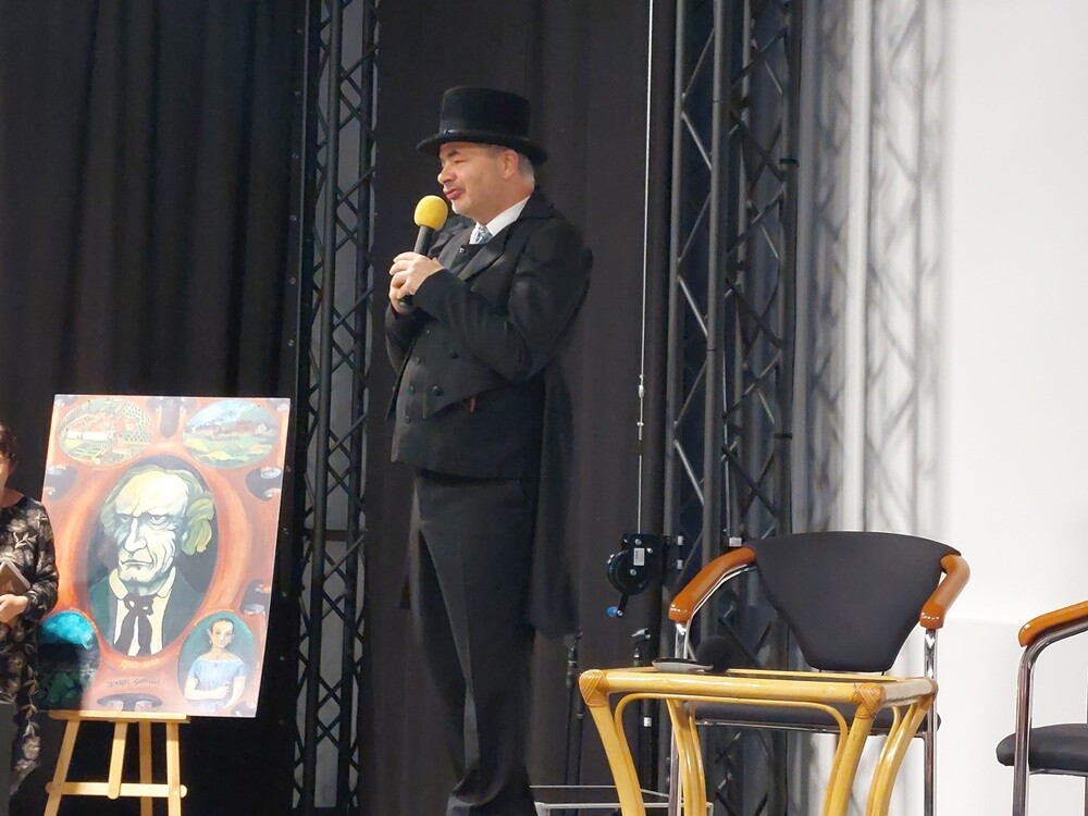 Karol Godula z pewnością byłby mile zaskoczony przyjęciem jakie przygotowała na jego cześć Stacja Biblioteka oraz gośćmi, którzy licznie przybyli na jego gyburstag. Było to ostatnie wydarzenie w ramach tegorocznego Festu Literackiego "Kakauszale".

fot. UM Ruda Śląska