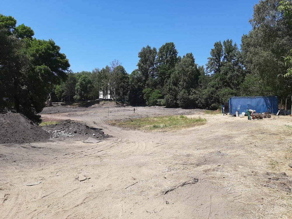 Belgijsko-polska firma Football-on rozpoczęła budowę nowoczesnego obiektu sportowego z 3 całorocznymi halami piłkarskimi przy ulicy Czarnoleśnej (obok stadionu lekkoatletycznego).