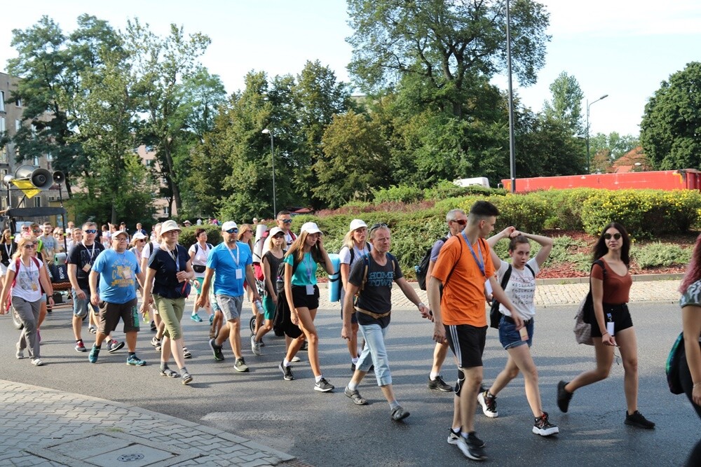 Ponad 160 pielgrzymów z trzech parafii w Rudzie Śląskiej – Halembie wyruszyło dziś pieszo na Jasną Górę. To jedna z najliczniejszych pielgrzymek w mieście.