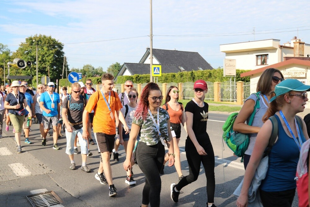 Ponad 160 pielgrzymów z trzech parafii w Rudzie Śląskiej – Halembie wyruszyło dziś pieszo na Jasną Górę. To jedna z najliczniejszych pielgrzymek w mieście.