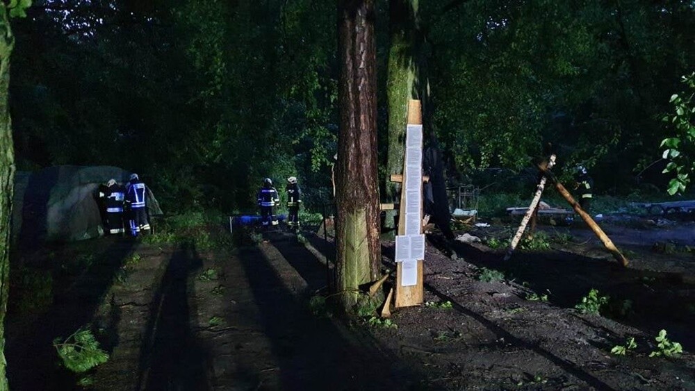 Zniszczony został częściowo obóz harcerski w miejscowości Wenecja. Na obozie przebywała 4 Harcerska Drużyna Wodna "HOOK" z Rudy Śląskiej. Na szczęście nikomu nic się nie stało.

fot. PSP w Ostródzie