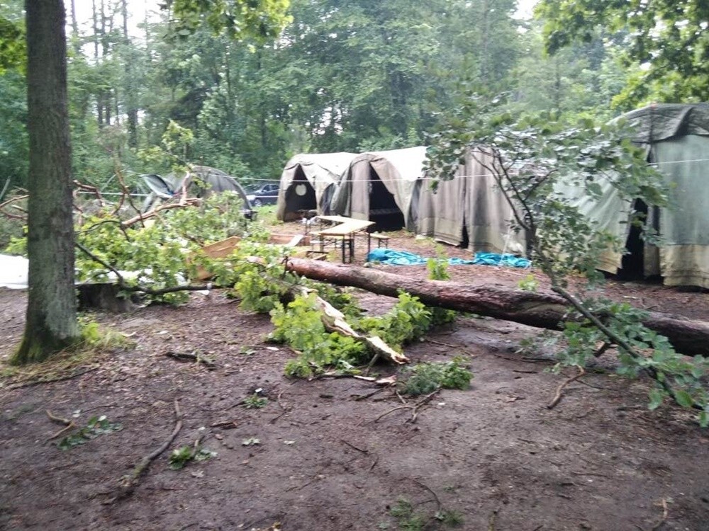 Zniszczony został częściowo obóz harcerski w miejscowości Wenecja. Na obozie przebywała 4 Harcerska Drużyna Wodna "HOOK" z Rudy Śląskiej. Na szczęście nikomu nic się nie stało.

fot. PSP w Ostródzie