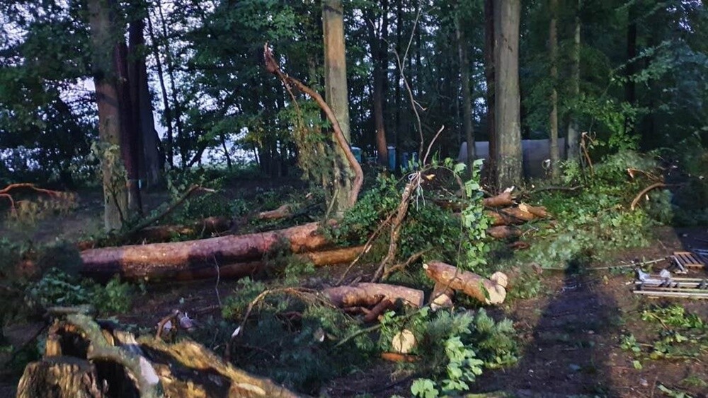 Zniszczony został częściowo obóz harcerski w miejscowości Wenecja. Na obozie przebywała 4 Harcerska Drużyna Wodna "HOOK" z Rudy Śląskiej. Na szczęście nikomu nic się nie stało.

fot. PSP w Ostródzie