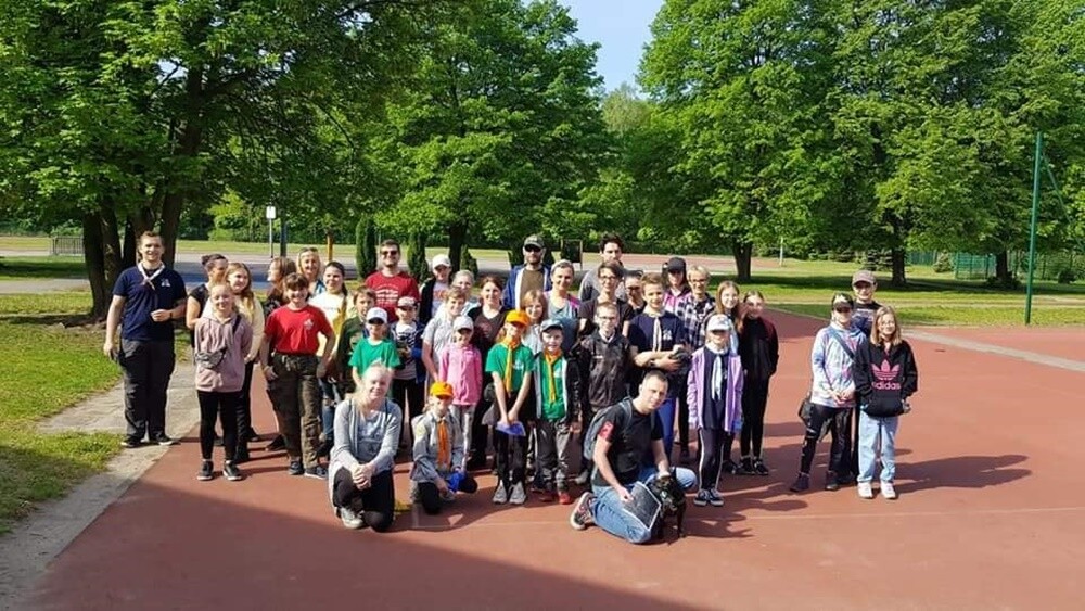 W miniony weekend, grupy złożone z harcerzy oraz ich rodzin przystąpiła do sprzątania lasu w Halembie i Kochłowicach. Okazuje się, że w sprzątanych miejscach śmieci było niestety pod dostatkiem. 

fot. ZHP