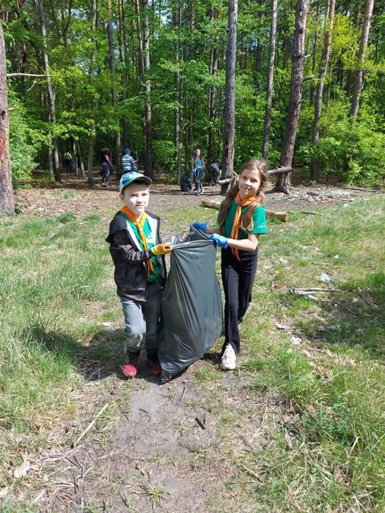 W miniony weekend, grupy złożone z harcerzy oraz ich rodzin przystąpiła do sprzątania lasu w Halembie i Kochłowicach. Okazuje się, że w sprzątanych miejscach śmieci było niestety pod dostatkiem. 

fot. ZHP