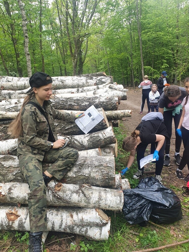 W miniony weekend, grupy złożone z harcerzy oraz ich rodzin przystąpiła do sprzątania lasu w Halembie i Kochłowicach. Okazuje się, że w sprzątanych miejscach śmieci było niestety pod dostatkiem. 

fot. ZHP