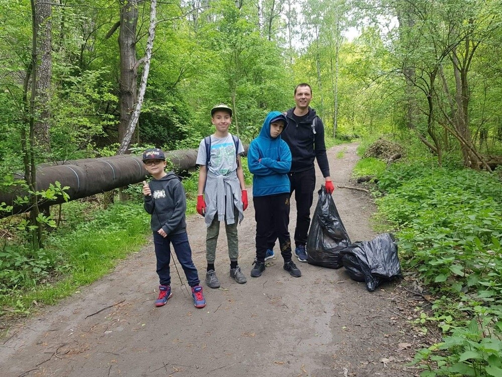 W miniony weekend, grupy złożone z harcerzy oraz ich rodzin przystąpiła do sprzątania lasu w Halembie i Kochłowicach. Okazuje się, że w sprzątanych miejscach śmieci było niestety pod dostatkiem. 

fot. ZHP