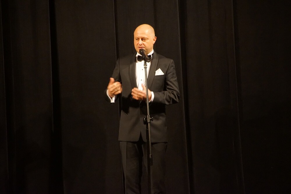 „Heksy z hołdy” to kolejna komedia po śląsku autorstwa i w reżyserii popularnego aktora Zbigniewa Stryja. Wczoraj w ramach rozpoczęcia Rudzkiej Jesieni Kulturalnej w Miejskie Centrum Kultury im. Henryka Bisty odbyła się jej prapremiera.