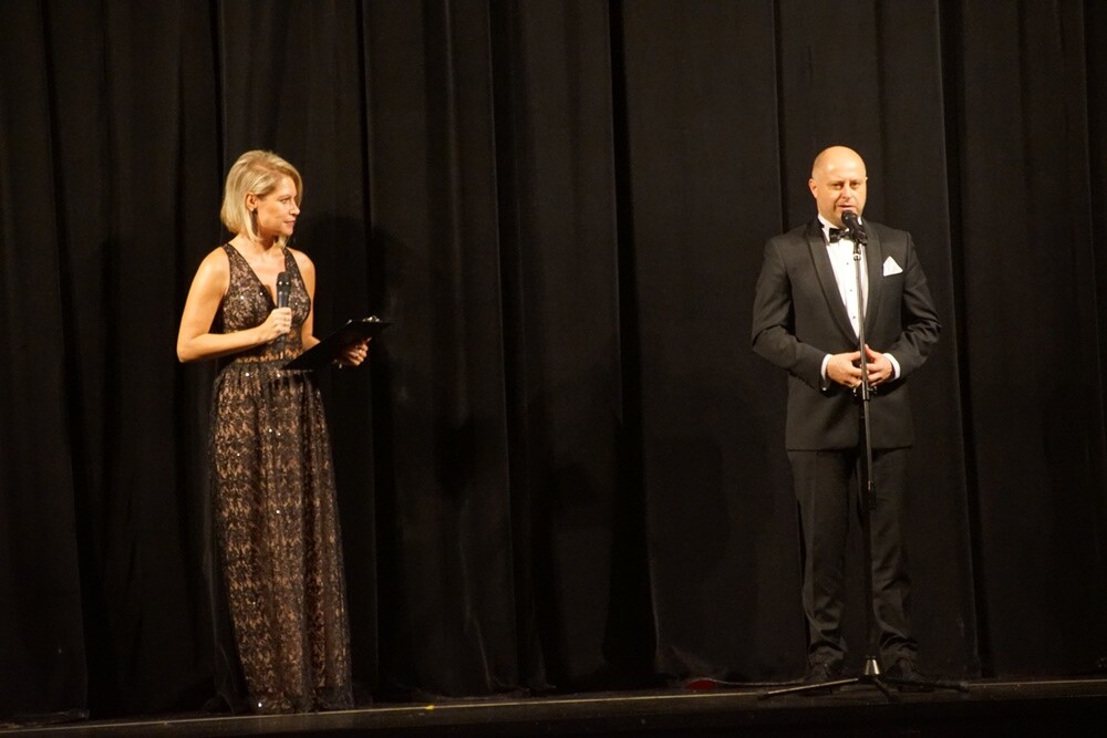 „Heksy z hołdy” to kolejna komedia po śląsku autorstwa i w reżyserii popularnego aktora Zbigniewa Stryja. Wczoraj w ramach rozpoczęcia Rudzkiej Jesieni Kulturalnej w Miejskie Centrum Kultury im. Henryka Bisty odbyła się jej prapremiera.