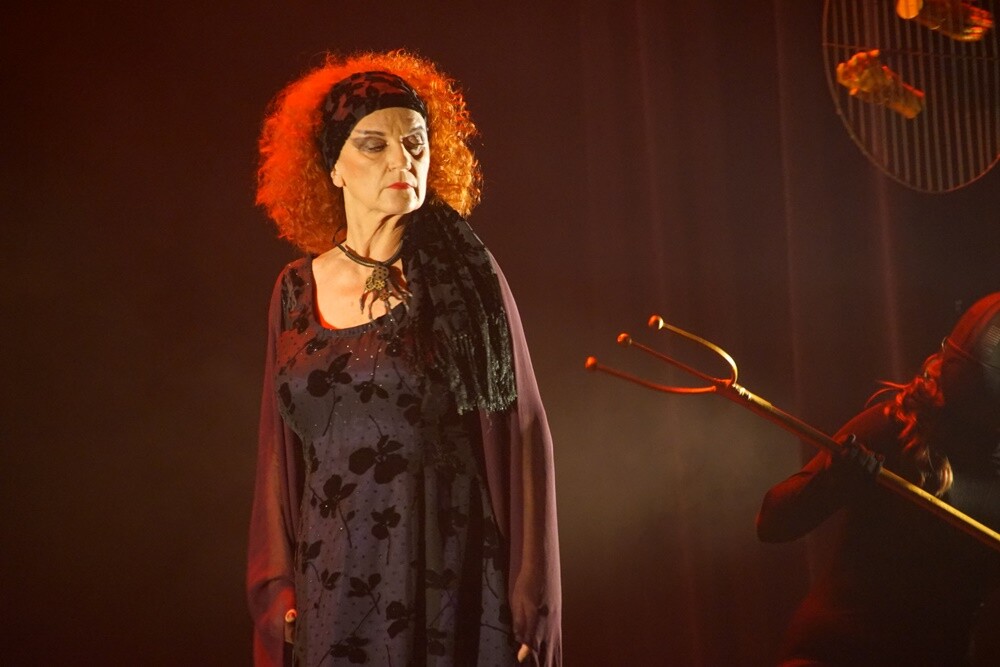 „Heksy z hołdy” to kolejna komedia po śląsku autorstwa i w reżyserii popularnego aktora Zbigniewa Stryja. Wczoraj w ramach rozpoczęcia Rudzkiej Jesieni Kulturalnej w Miejskie Centrum Kultury im. Henryka Bisty odbyła się jej prapremiera.