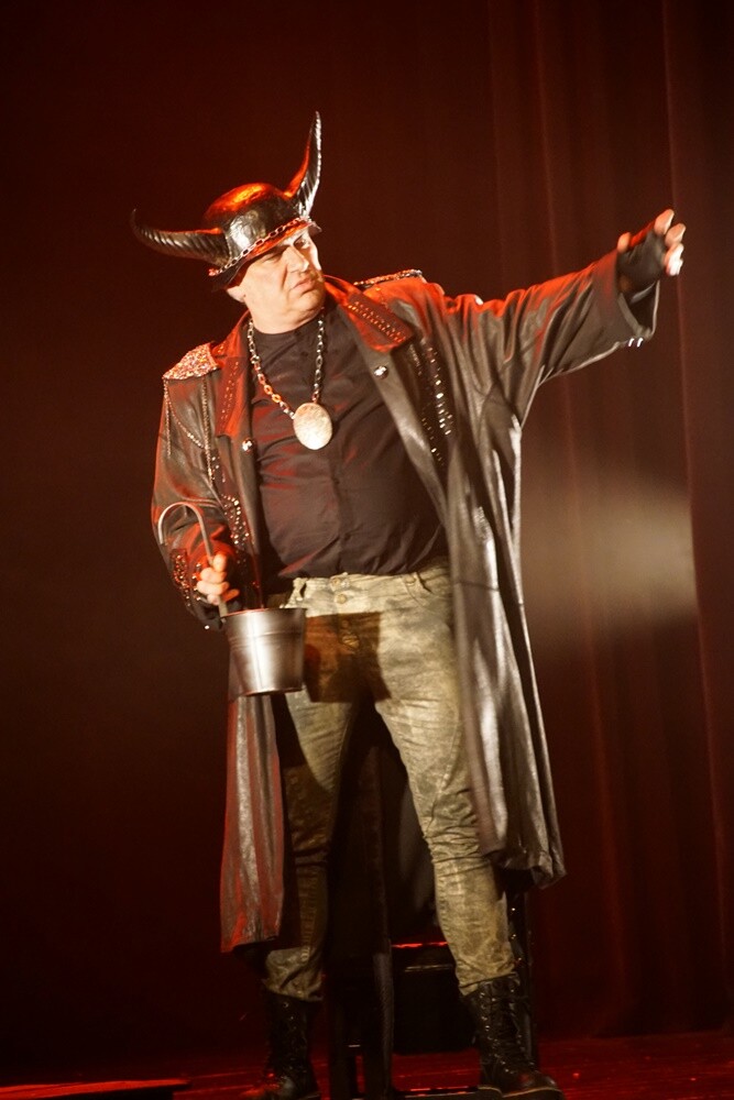 „Heksy z hołdy” to kolejna komedia po śląsku autorstwa i w reżyserii popularnego aktora Zbigniewa Stryja. Wczoraj w ramach rozpoczęcia Rudzkiej Jesieni Kulturalnej w Miejskie Centrum Kultury im. Henryka Bisty odbyła się jej prapremiera.