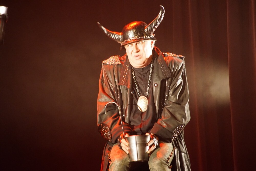 „Heksy z hołdy” to kolejna komedia po śląsku autorstwa i w reżyserii popularnego aktora Zbigniewa Stryja. Wczoraj w ramach rozpoczęcia Rudzkiej Jesieni Kulturalnej w Miejskie Centrum Kultury im. Henryka Bisty odbyła się jej prapremiera.