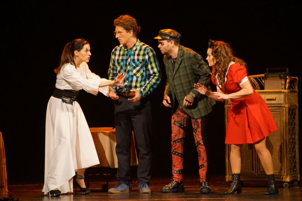 „Heksy z hołdy” to kolejna komedia po śląsku autorstwa i w reżyserii popularnego aktora Zbigniewa Stryja. Wczoraj w ramach rozpoczęcia Rudzkiej Jesieni Kulturalnej w Miejskie Centrum Kultury im. Henryka Bisty odbyła się jej prapremiera.