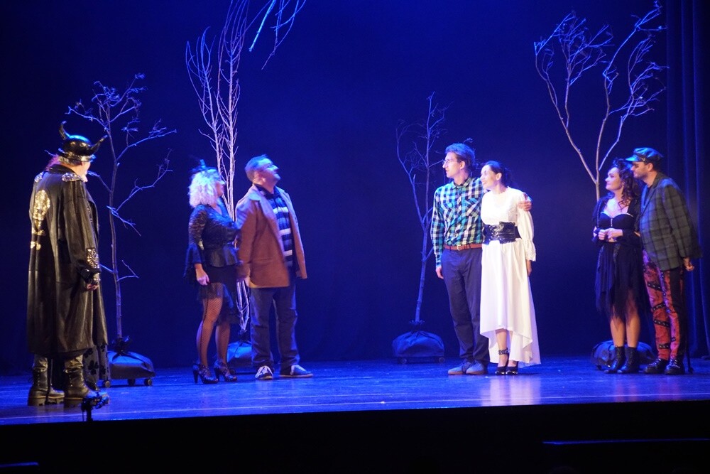 „Heksy z hołdy” to kolejna komedia po śląsku autorstwa i w reżyserii popularnego aktora Zbigniewa Stryja. Wczoraj w ramach rozpoczęcia Rudzkiej Jesieni Kulturalnej w Miejskie Centrum Kultury im. Henryka Bisty odbyła się jej prapremiera.