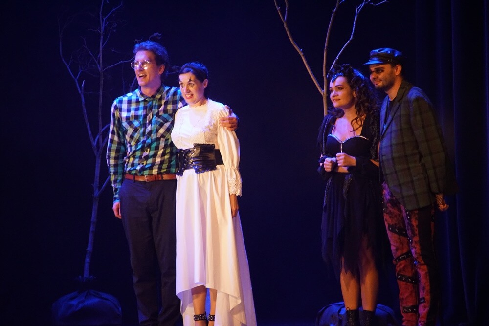 „Heksy z hołdy” to kolejna komedia po śląsku autorstwa i w reżyserii popularnego aktora Zbigniewa Stryja. Wczoraj w ramach rozpoczęcia Rudzkiej Jesieni Kulturalnej w Miejskie Centrum Kultury im. Henryka Bisty odbyła się jej prapremiera.