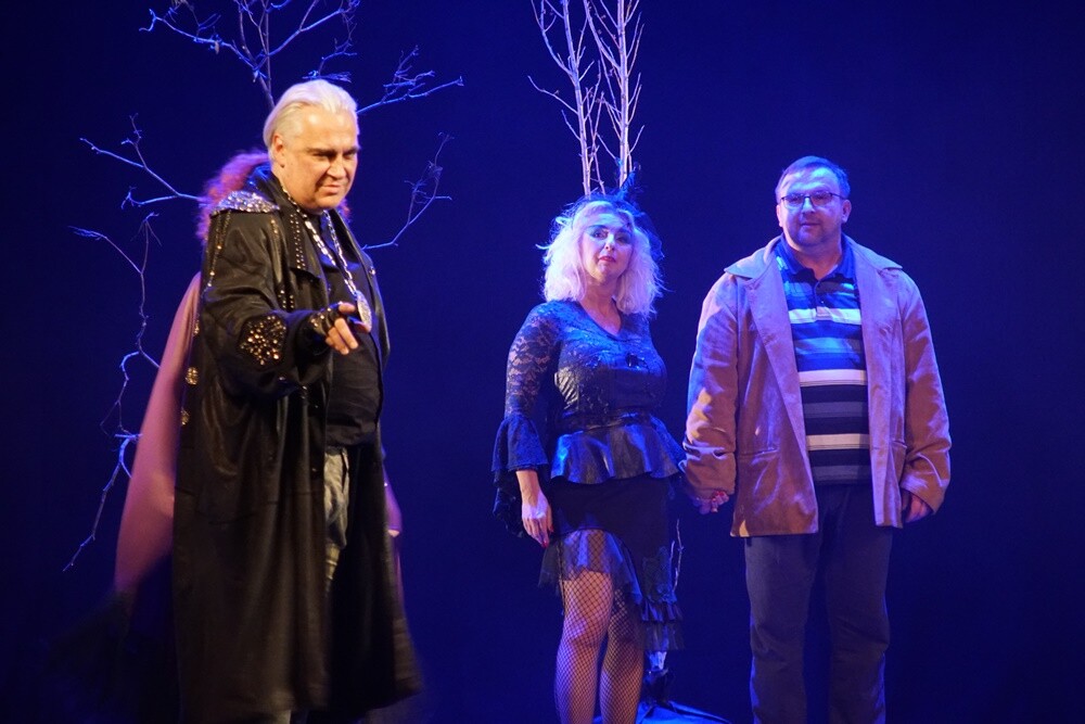 „Heksy z hołdy” to kolejna komedia po śląsku autorstwa i w reżyserii popularnego aktora Zbigniewa Stryja. Wczoraj w ramach rozpoczęcia Rudzkiej Jesieni Kulturalnej w Miejskie Centrum Kultury im. Henryka Bisty odbyła się jej prapremiera.