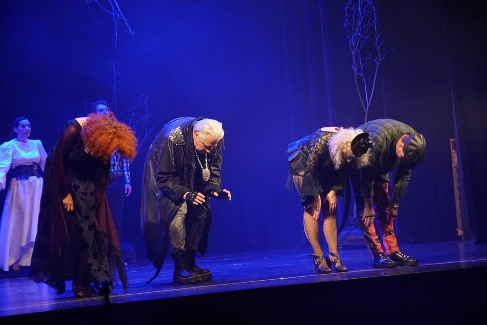 „Heksy z hołdy” to kolejna komedia po śląsku autorstwa i w reżyserii popularnego aktora Zbigniewa Stryja. Wczoraj w ramach rozpoczęcia Rudzkiej Jesieni Kulturalnej w Miejskie Centrum Kultury im. Henryka Bisty odbyła się jej prapremiera.