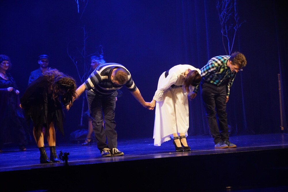 „Heksy z hołdy” to kolejna komedia po śląsku autorstwa i w reżyserii popularnego aktora Zbigniewa Stryja. Wczoraj w ramach rozpoczęcia Rudzkiej Jesieni Kulturalnej w Miejskie Centrum Kultury im. Henryka Bisty odbyła się jej prapremiera.