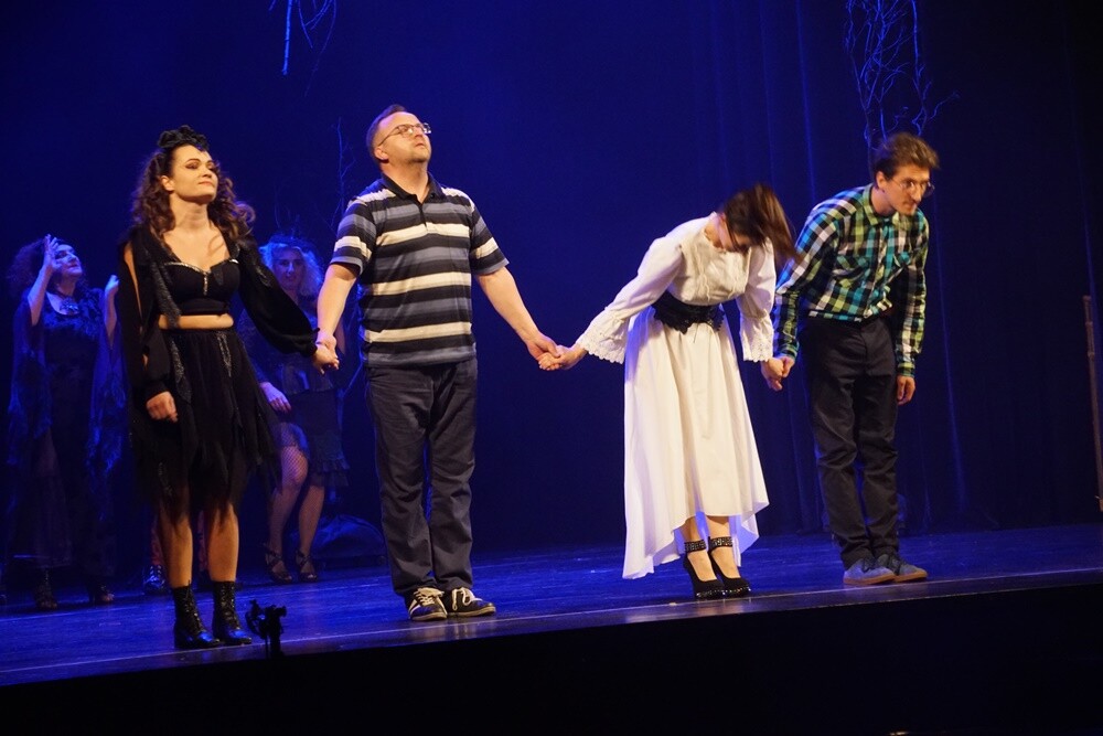 „Heksy z hołdy” to kolejna komedia po śląsku autorstwa i w reżyserii popularnego aktora Zbigniewa Stryja. Wczoraj w ramach rozpoczęcia Rudzkiej Jesieni Kulturalnej w Miejskie Centrum Kultury im. Henryka Bisty odbyła się jej prapremiera.