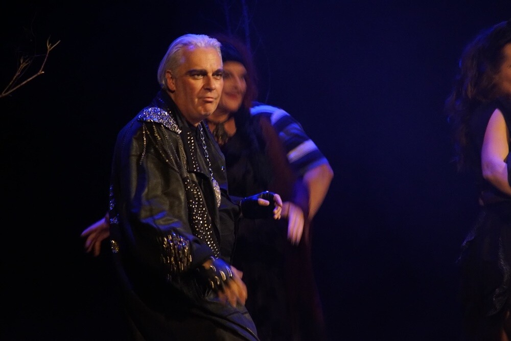 „Heksy z hołdy” to kolejna komedia po śląsku autorstwa i w reżyserii popularnego aktora Zbigniewa Stryja. Wczoraj w ramach rozpoczęcia Rudzkiej Jesieni Kulturalnej w Miejskie Centrum Kultury im. Henryka Bisty odbyła się jej prapremiera.