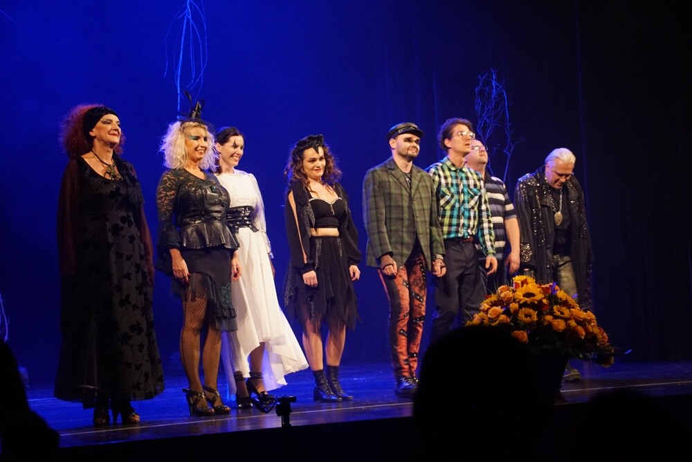 „Heksy z hołdy” to kolejna komedia po śląsku autorstwa i w reżyserii popularnego aktora Zbigniewa Stryja. Wczoraj w ramach rozpoczęcia Rudzkiej Jesieni Kulturalnej w Miejskie Centrum Kultury im. Henryka Bisty odbyła się jej prapremiera.