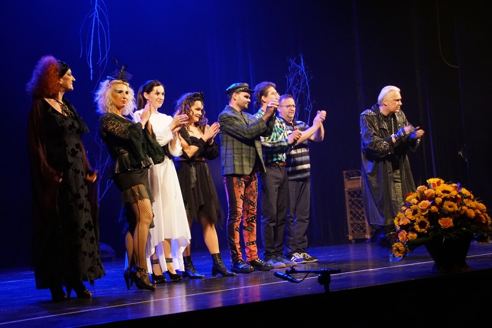 „Heksy z hołdy” to kolejna komedia po śląsku autorstwa i w reżyserii popularnego aktora Zbigniewa Stryja. Wczoraj w ramach rozpoczęcia Rudzkiej Jesieni Kulturalnej w Miejskie Centrum Kultury im. Henryka Bisty odbyła się jej prapremiera.