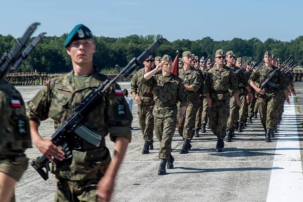 Wśród mieszkańców wiele emocji wzbudził wczoraj widok helikopterów wojskowych i samolotów, które pojawiły się nad Rudą Śląską i pobliskimi miastami. Jak się okazuje sytuacja ta, spowodowana jest próba przed defiladą wojskową w Katowicach "Wierni Polsce". Nad Katowicami widziany był także samolot rządowy w towarzystwie myśliwca F-16.