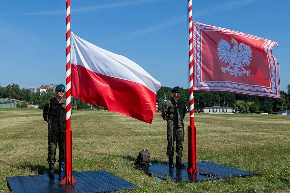 Wśród mieszkańców wiele emocji wzbudził wczoraj widok helikopterów wojskowych i samolotów, które pojawiły się nad Rudą Śląską i pobliskimi miastami. Jak się okazuje sytuacja ta, spowodowana jest próba przed defiladą wojskową w Katowicach "Wierni Polsce". Nad Katowicami widziany był także samolot rządowy w towarzystwie myśliwca F-16.