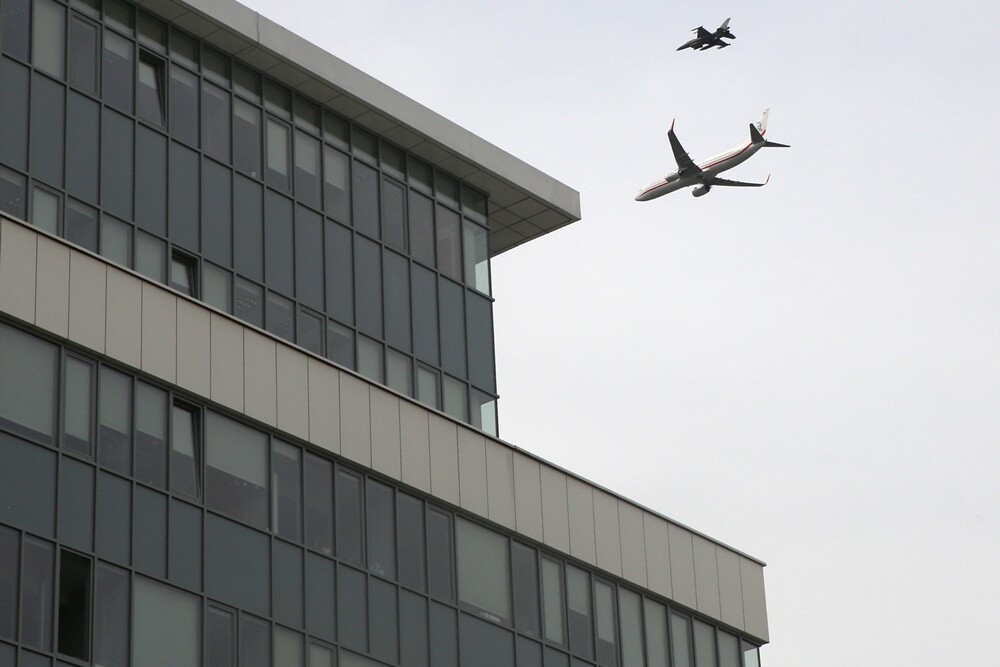 Wśród mieszkańców wiele emocji wzbudził wczoraj widok helikopterów wojskowych i samolotów, które pojawiły się nad Rudą Śląską i pobliskimi miastami. Jak się okazuje sytuacja ta, spowodowana jest próba przed defiladą wojskową w Katowicach "Wierni Polsce". Nad Katowicami widziany był także samolot rządowy w towarzystwie myśliwca F-16.