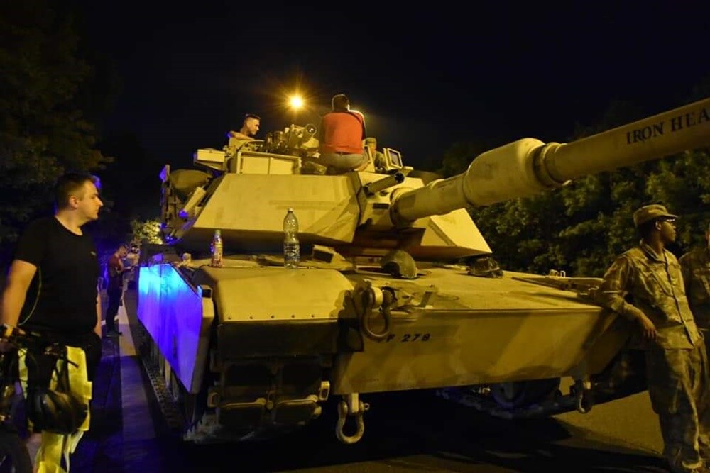 Wśród mieszkańców wiele emocji wzbudził wczoraj widok helikopterów wojskowych i samolotów, które pojawiły się nad Rudą Śląską i pobliskimi miastami. Jak się okazuje sytuacja ta, spowodowana jest próba przed defiladą wojskową w Katowicach "Wierni Polsce". Nad Katowicami widziany był także samolot rządowy w towarzystwie myśliwca F-16.