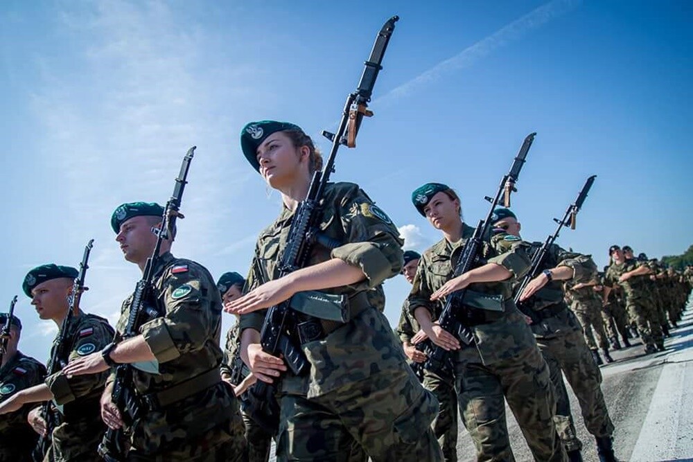 Wśród mieszkańców wiele emocji wzbudził wczoraj widok helikopterów wojskowych i samolotów, które pojawiły się nad Rudą Śląską i pobliskimi miastami. Jak się okazuje sytuacja ta, spowodowana jest próba przed defiladą wojskową w Katowicach "Wierni Polsce". Nad Katowicami widziany był także samolot rządowy w towarzystwie myśliwca F-16.