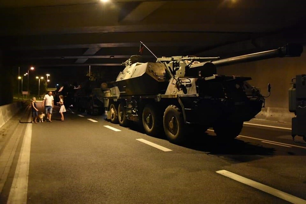 Wśród mieszkańców wiele emocji wzbudził wczoraj widok helikopterów wojskowych i samolotów, które pojawiły się nad Rudą Śląską i pobliskimi miastami. Jak się okazuje sytuacja ta, spowodowana jest próba przed defiladą wojskową w Katowicach "Wierni Polsce". Nad Katowicami widziany był także samolot rządowy w towarzystwie myśliwca F-16.