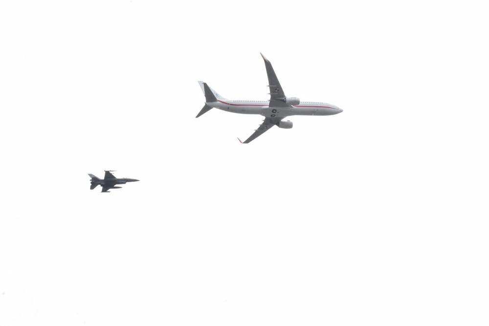 Wśród mieszkańców wiele emocji wzbudził wczoraj widok helikopterów wojskowych i samolotów, które pojawiły się nad Rudą Śląską i pobliskimi miastami. Jak się okazuje sytuacja ta, spowodowana jest próba przed defiladą wojskową w Katowicach "Wierni Polsce". Nad Katowicami widziany był także samolot rządowy w towarzystwie myśliwca F-16.