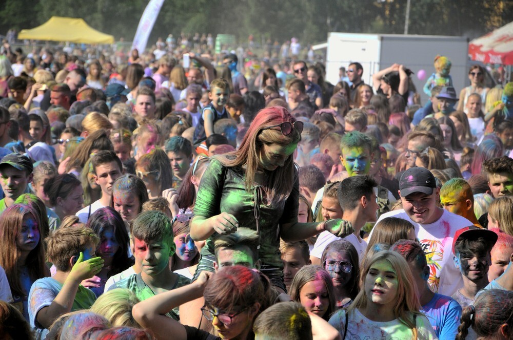 Uwaga! W sobotę w Rudzie Śląskiej zanotowaliśmy olbrzymi wzrost natężenia kolorów, radości i dobrej zabawy! Na otwartych terenach przy ulicy Górnośląskiej odbył się kolejny Holi Festiwal.