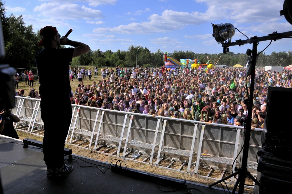 Uwaga! W sobotę w Rudzie Śląskiej zanotowaliśmy olbrzymi wzrost natężenia kolorów, radości i dobrej zabawy! Na otwartych terenach przy ulicy Górnośląskiej odbył się kolejny Holi Festiwal.